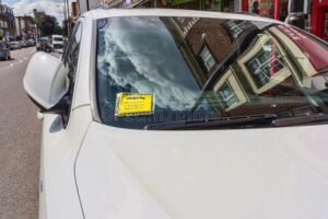 auto parcheggiata con multa attaccata