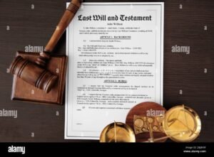 bilancia della giustizia con documenti spese