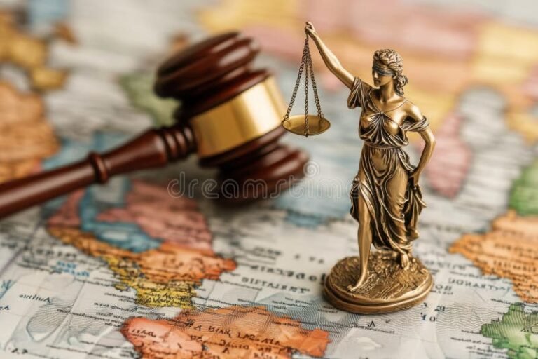 Cosa Prevede L'articolo 2 Comma 3 Nelle Normative Italiane 2 bilancia della giustizia con mappe ditalia sullo sfondo