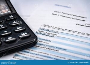 bilancio aziendale con calcolatrice e moduli fiscali