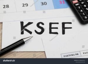 calcolatrice con calendario e fattura su scrivania