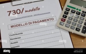 calcolatrice e documenti fiscali italiani su scrivania