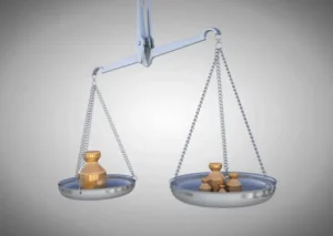 codici fiscali su documenti con bilancia giustizia