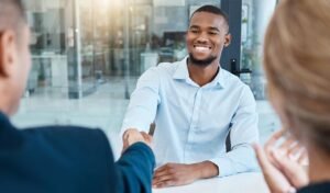 consegna documenti a ex dipendente sorridente