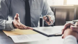 Qual È Lo Stipendio Medio Di Un Consulente Del Lavoro In Italia 3 consulente del lavoro al lavoro con documenti