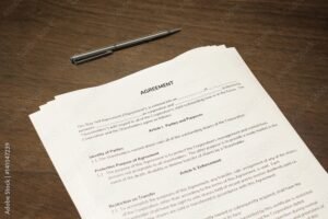 contratto cartaceo su tavolo con penna