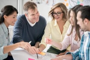 famiglia che lavora insieme in ufficio