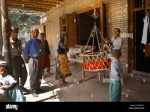 famiglia riunita davanti a un negozio famigliare