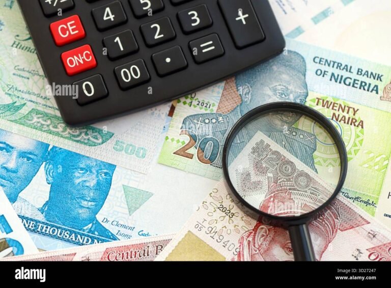 fatture e calcolatrice con lente dingrandimento