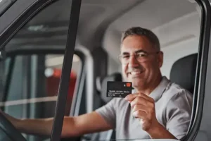 immagine di una carta carburante accanto a unauto aziendale