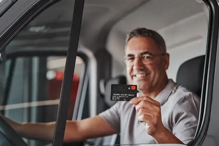 immagine di una carta carburante accanto a unauto aziendale