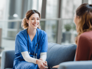 infermiere in camice con paziente sorridente