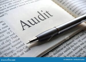 libro contabile aperto con penna elegante