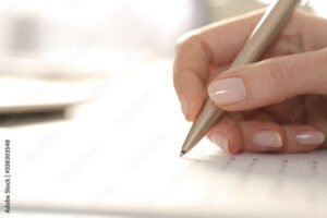 mani che compilano moduli con penna