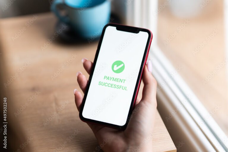 mano che invia denaro tramite smartphone