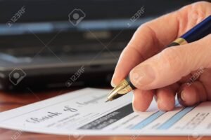 mano che scrive su modulo bancario