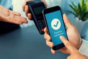 mano che tiene smartphone con app banca digitale