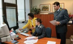 modulistica fiscale italiana su scrivania ordinata