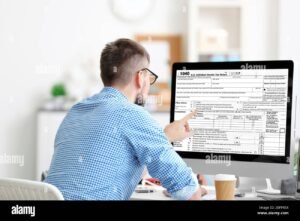 persona che compila moduli fiscali al computer