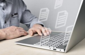 persona che invia documenti online da computer