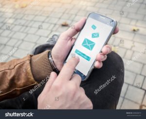 persona che invia email da smartphone