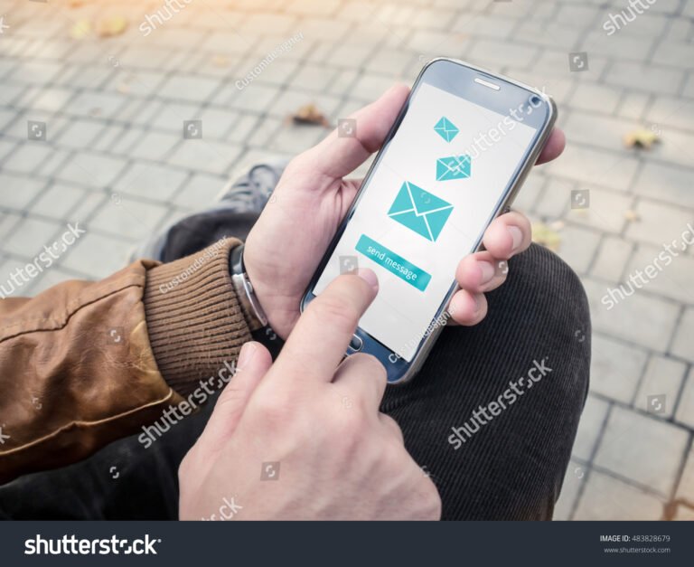 persona che invia email da smartphone