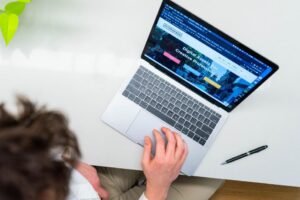 persona che mostra sito web su laptop