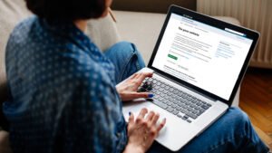 persona che paga bollo auto online computer