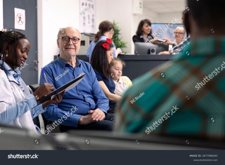 persona sorridente che riceve assistenza medica