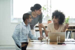 persone che discutono di tasse e finanza