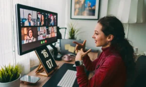 persone che lavorano al computer a casa