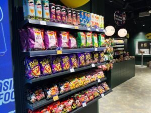 scaffali assortiti in negozio commerciale moderno