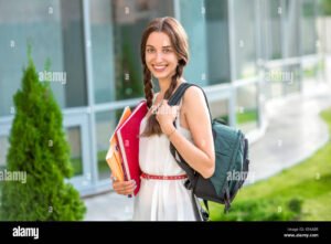 studente con zaino e libri in viaggio