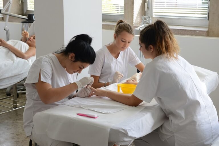studenti in aula durante corso estetista lombardia