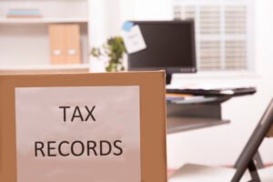 ufficio con computer e documenti fiscali aperti