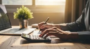 ufficio con documenti e calcolatrice aperta