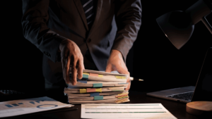 ufficio con documenti e computer in attivita burocratica